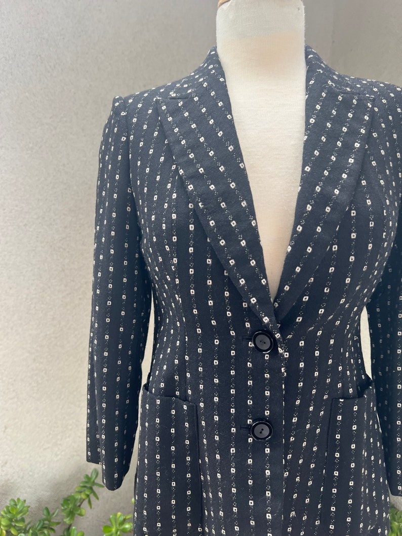 Blazer vintage in lana con stampa astratta bianca nera petite Piccola sarta coreana realizzata su misura immagine 6