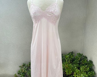 Vintage slip soft pink with lace trim Sz 34 Vanity Fair