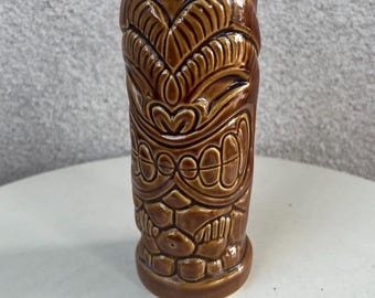 Taza vintage de granja Tiki marrón 3D firmada por Drew 2003. Tamaño 7 1/4” x 2 3/4”