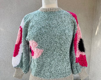 Vintage delizioso verde rosa toni accenti di pelliccia nera maglione pullover lavorato a mano all'uncinetto piccolo