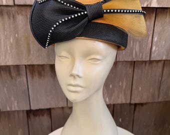 Cappello a cloche vintage Mr. HI's Classic giallo ambra nero in finta paglia con fiocco e strass, taglia 22,5” 7 1/4