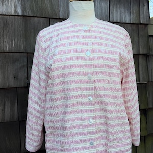 Chaqueta vintage Adele Simpson de seersucker con bolsillos, color rosa y beige, talla mediana.