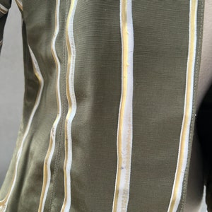 Chaqueta verde oliva con diseño vintage Art to Wear: cinturón de cuero pintado a mano, talla XS imagen 9