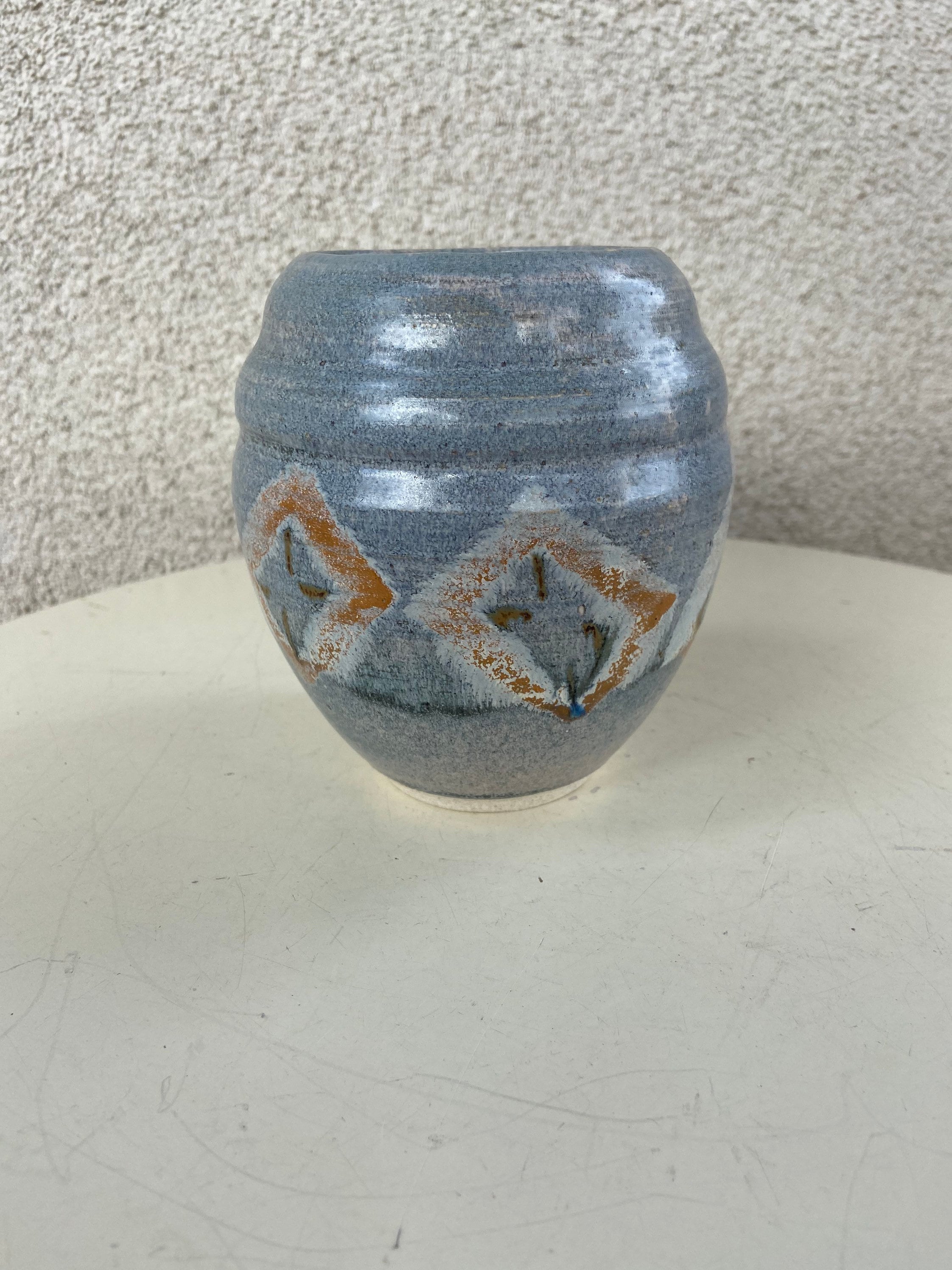 幾何学模様の現代アート陶器花瓶 ヴィンテージスタジオアート陶器花瓶：ライトブルー幾何学模様、サイン