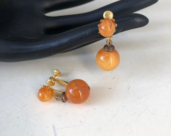 Vintage dangle earrings round amber color plastic balls golden screw clips by Dauplasie 1 1/4”