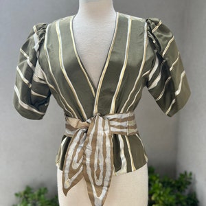 Chaqueta verde oliva con diseño vintage Art to Wear: cinturón de cuero pintado a mano, talla XS imagen 1