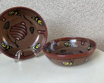 Vintage Kitsch Pottery Bowls Honey Bees Theme Set 2 Sz 7” X 2”.