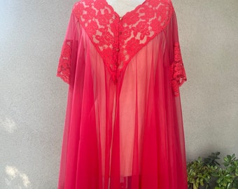 Bata roja transparente vintage de LeVoy con encaje y botones de corazón OS