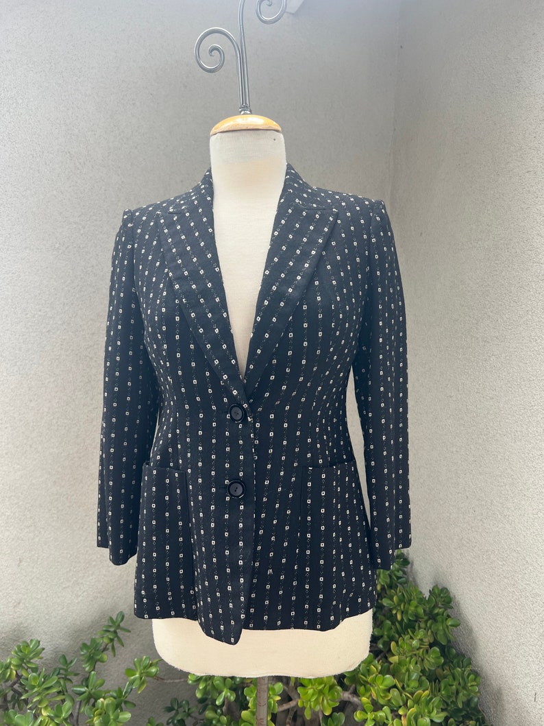 Blazer vintage in lana con stampa astratta bianca nera petite Piccola sarta coreana realizzata su misura immagine 1