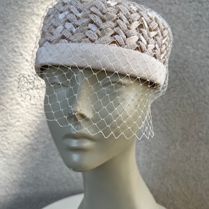 Vintage pillbox ivory faux straw cello hat netting band size 21.5”Made in USA