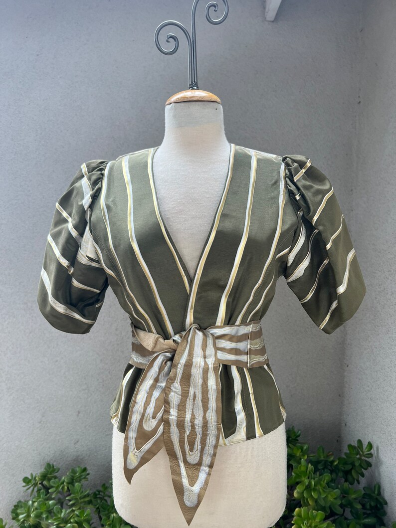 Chaqueta verde oliva con diseño vintage Art to Wear: cinturón de cuero pintado a mano, talla XS imagen 7