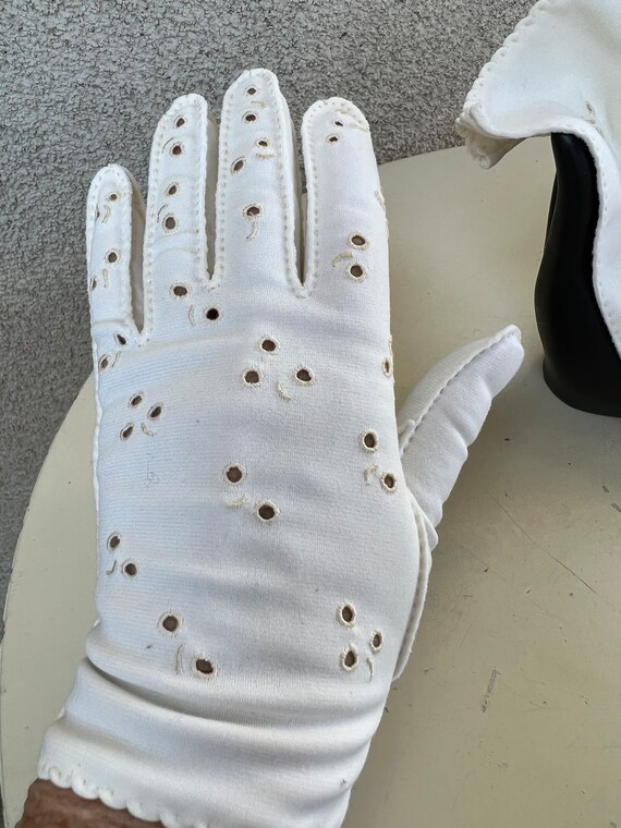 Vintage white formal gloves cotton eyelet sz 6 Go… - image 3