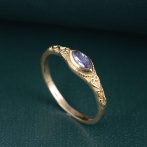 Vintage vergulde edelsteenring: unieke midi-ring met geboortesteen.