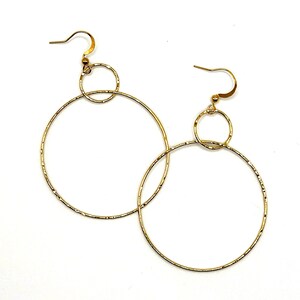 Double Hammered Hoop Earrings, circle earrings, gold earrings, interlocking minimalist earrings, tarnish free earrings, handmade earrings