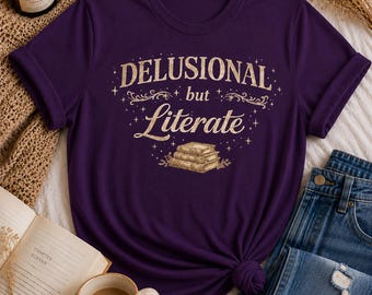 Maglietta "Delusional but Literate", maglietta per amanti dei libri dark academia, grafica per lettori accoglienti