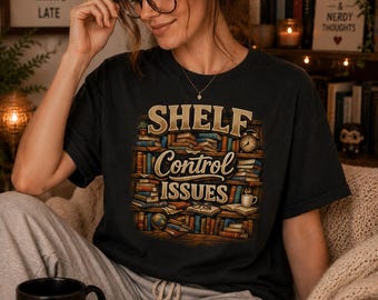 Maglietta per amanti dei libri con tema "Problemi di controllo degli scaffali", maglietta accogliente per lettori, grafica vintage con libreria.