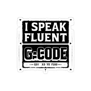 Könnte beinhalten: Ein quadratischer Aufkleber mit schwarzem Hintergrund und weißem Text, der I SPEAK FLUENT G-CODE lautet. Unter dem Haupttext zeigt eine kleinere Zeile G01 X0 Y0 F200. Das Design hat eine abgenutzte, industrielle Ästhetik mit weißem Rand.
