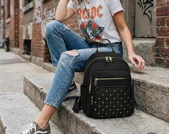 ダイヤモンドチェック刺繍入りバックパック、リベット付きトラベルバッグ、普段使いのカジュアルスタイル