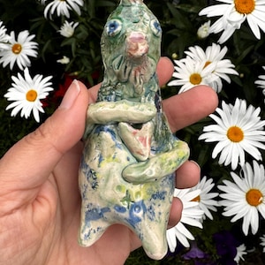 Gwizdek ceramiczny O.D. Clay autorstwa Oleny Dvoretskiej, ręcznie robiona okaryna z gliny z trzema otworami, fantazyjny flet w kształcie koguta, kolekcjonerska ceramika artystyczna