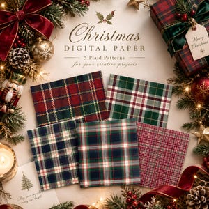 Può includere: Cinque fogli di carta digitale con vari motivi a quadri in rosso, verde, blu navy e bianco. Il testo recita: Christmas DIGITAL PAPER 5 Plaid Patterns for your creative projects. I fogli sono circondati da decorazioni natalizie.