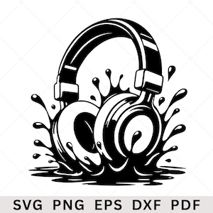 Op de afbeelding: Een zwart-witte grafische illustratie van een hoofdtelefoon die uit een vloeistofspat tevoorschijn komt. Het ontwerp heeft gedurfde lijnen en contrastrijke schaduwen, met de tekst SVG PNG EPS DXF PDF duidelijk weergegeven onderaan de afbeelding.