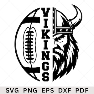 Può includere: Un design grafico in bianco e nero con una composizione circolare divisa. Il lato sinistro mostra un pallone da football, mentre il lato destro raffigura un guerriero vichingo con un elmo cornuto. La parola VIKINGS è scritta verticalmente al centro.