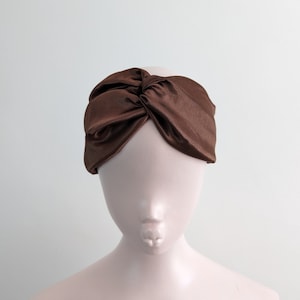 Chocoladebruine satijnen gedraaide hoofdband - brede zijdeachtige hoofddoek - zachte haarband voor een dagje wellness - zelfverzorgingshoofddoek - klassiek haaraccessoire voor dagelijks gebruik