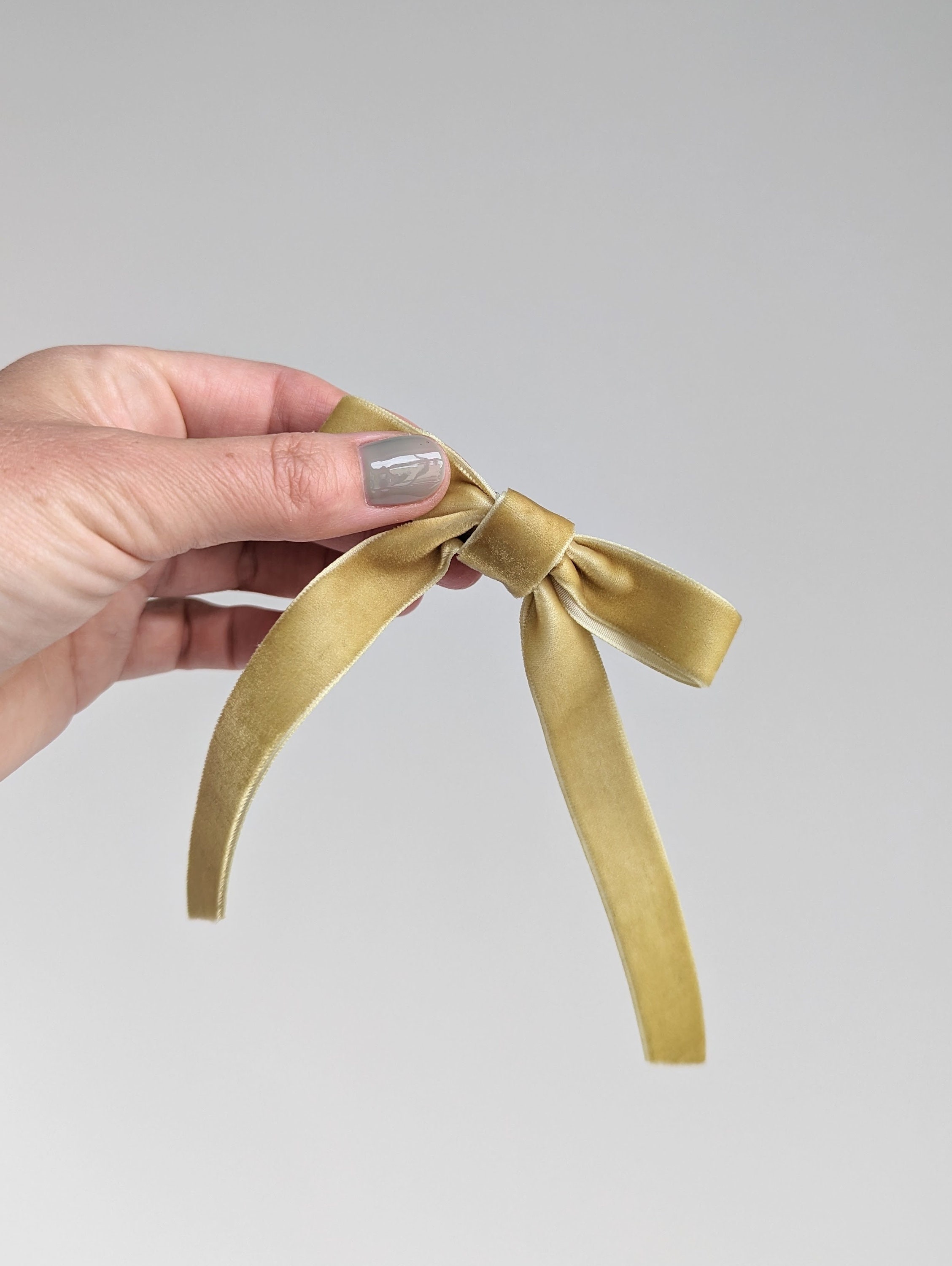 Sézane x Maria de la Orden Mustard Yellow Velvet Bow Hair Clip Sézane x Maria de la Orden Yellow Velvet Bow Hair Accessory main image 4
