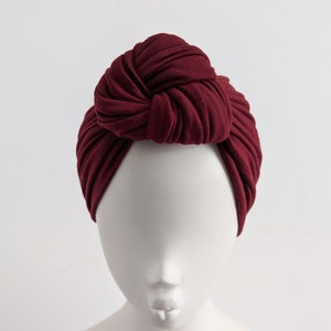 Camisa elástica com chapéu turbante com nó superior em vinho tinto profundo