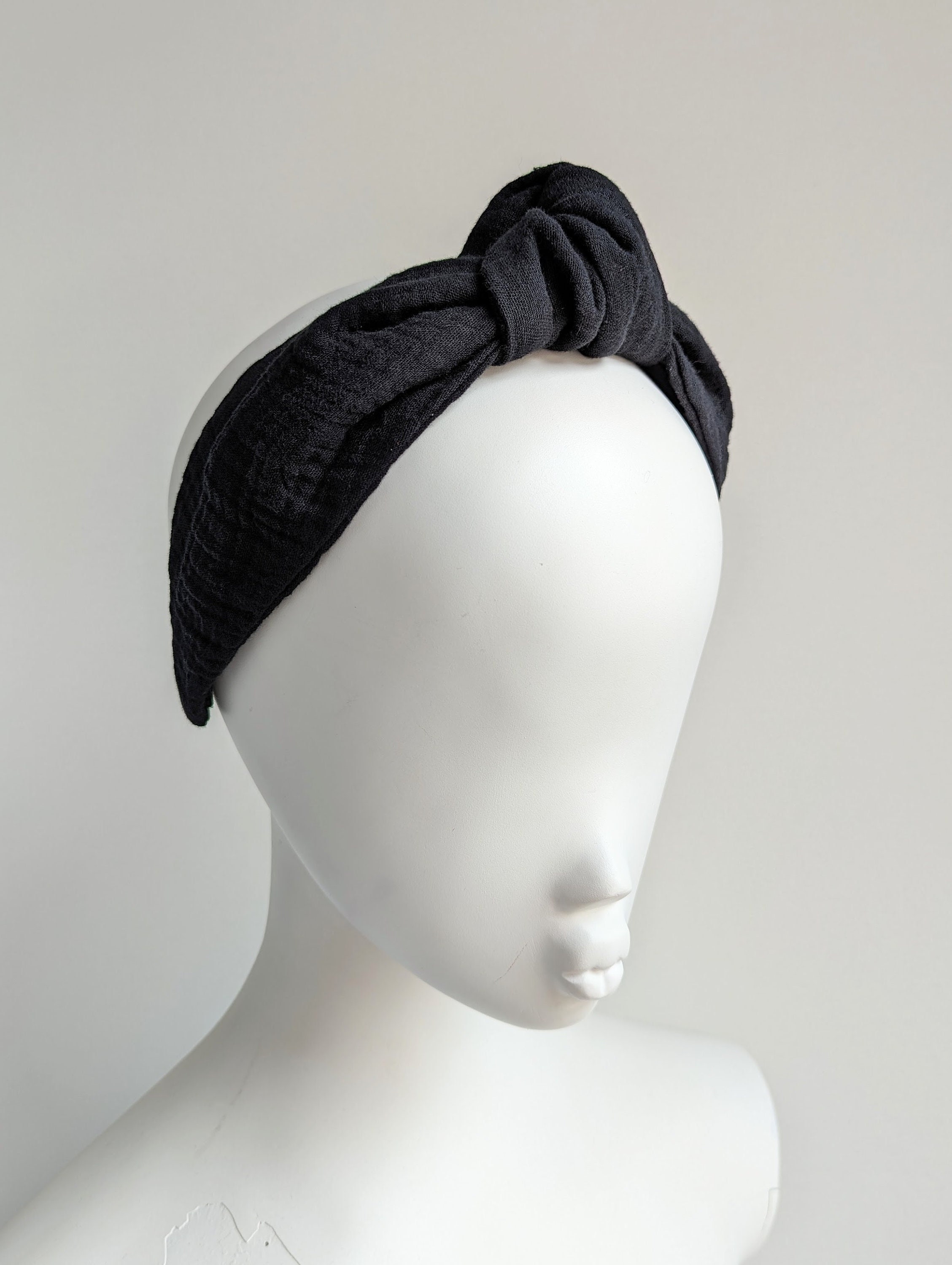 Damen Stirnband Aus Chiffon Mit Twist-Knoten – Grau, Drapiert, Auf Kunststoffband, Breite Verzierung 5cm