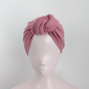 Roze statement tulbandhoed met hoge knoop in een zachte katoenen jersey. Leuke vintage pin-up stijl hoofddeksel