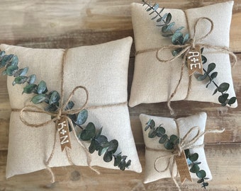 Ringkussen van natuurlijk katoen met bewaarde baby-eucalyptus-jutetouw en gepersonaliseerde jute-tag-drie maten beschikbaar-minimalistisch