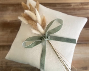 Velvet Ring Bearer Pillow w/Sage Green Velvet Ribbon- Gedroogde Bunny Grass Bundel- Gepersonaliseerde Tag- Boho Wedding- Khaki-Dusty Blue-Terracotta