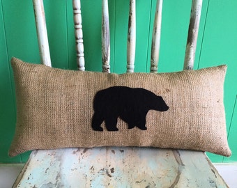 Almohada de arpillera de 20" x 8" con diseño de oso, colección Wildlife, elige tus colores, almohada larga, estilo rústico, campestre, boscoso, primitivo, decoración de cabañas, decoración del hogar