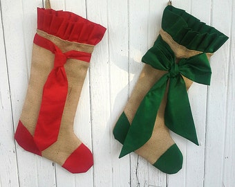 His & Hers - Bas de Noël en toile de jute - Ensemble de 2 - Rouge et vert - Noeud et cravate - Couleurs de Noël - Country/Folk/Shabby Chic-Mr. et Mme.