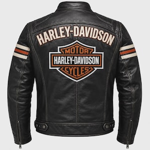 Può includere: Una giacca da moto in pelle nera con il logo e la scritta Harley-Davidson sul retro. Il design presenta strisce orizzontali bianche e arancioni sulle maniche, un colletto alla coreana e polsini con cerniera e regolazioni in vita a scatto.