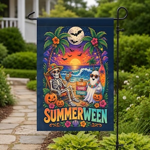 Könnte beinhalten: Eine rechteckige Gartenflagge mit einem Skelett im Strandstuhl und einem Geist an einem Sandstrand bei Sonnenuntergang. Das Motiv zeigt Palmen, ein Surfbrett, Kürbisse und Fledermäuse. Der Text lautet SUN SAND SPOOKS und SUMMERWEEN in bunten Buchstaben.