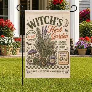 Peut inclure: Un drapeau de jardin rectangulaire avec le texte Witch's Herb Garden, Freshly Gathered, Locally Grown Herbs, Moonlit Grown et Autumn Picked. Le motif comprend des illustrations de lavande, de champignons, d'une fiole et d'un croissant de lune.