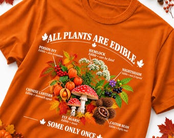 Toutes les plantes sont comestibles, certaines seulement une fois par an. T-shirt d'automne, motif champignons et plantes, humour noir, cadeau idéal pour les amoureux des plantes et les herboristes, couleurs apaisantes.