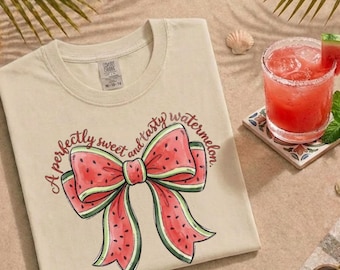 Camiseta Comfort Colors® con lazo de sandía, camiseta gráfica de sandía para el verano, la camiseta de sandía perfecta, dulce y deliciosa, regalo para el mes de la sandía