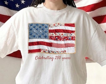 Camiseta personalizada con estampado de retazos de imitación de la bandera estadounidense, camiseta patriótica del 250 aniversario del 4 de julio, camiseta con estampado gráfico de EE. UU. de imitación de acolchado vintage de Comfort Colors®
