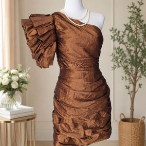 Vestido de cóctel color bronce con hombros descubiertos, talla 8, de Pre-Love