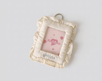 Chaveiro Porta-Photocard em Tecido com Babados | Acessório Fofo para Itabag e Exibição de Cartões Colecionáveis Oshikatsu ICC9
