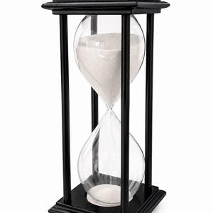 Puede incluir: Un reloj de arena negro con una bombilla de vidrio transparente llena de arena blanca. El reloj de arena está encerrado en un marco de madera negro con una base y una parte superior cuadradas.