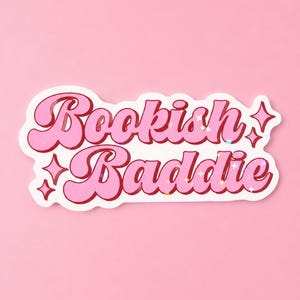 Peut inclure: Un autocollant rose avec l'inscription "Bookish Baddie" dans une police rétro. Le texte est en lettres à bulles avec un contour blanc et un bord rouge. Le fond est rose uni.