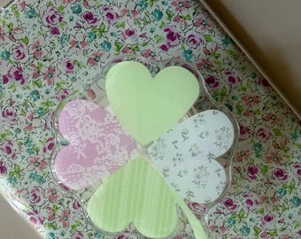 Kindle eReader Stand "Floral Four Hearts Clover" | Cottagecore Stand | Aesthetic Floral Kindle Grip - Gift for Readers - Phone Grip