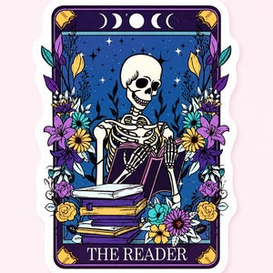 Peut inclure: Autocollant représentant un squelette lisant un livre, entouré de fleurs et de livres. Le fond est un ciel étoilé avec des croissants de lune. Le texte "THE READER" est en bas.