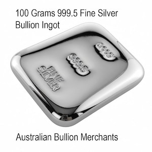 Puede incluir: Un lingote de plata brillante, con la inscripción "FINE SILVER" y "999.5". Se lee el texto "100 Gramos 999.5 Fine Silver Bullion Ingot". Producto de Australian Bullion Merchants.