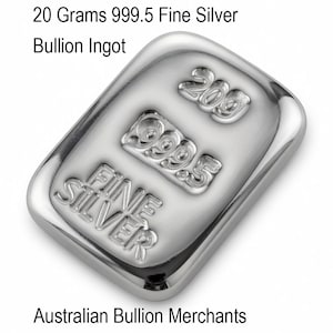 Puede incluir: Un lingote de plata rectangular. El lingote está estampado con el texto "20 Gramos 999.5 Fine Silver" y "Fine Silver". También es visible el texto "Australian Bullion Merchants". El lingote es de color plateado brillante.