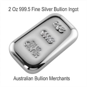 Puede incluir: Un lingote de plata brillante y rectangular. El lingote está estampado con el texto "2 Oz 999.5 Fine Silver" y "Fine Silver". También son visibles las palabras "Australian Bullion Merchants".